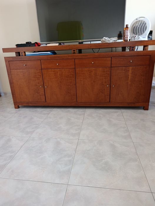 Mesa com 6 cadeiras de couro e aparador