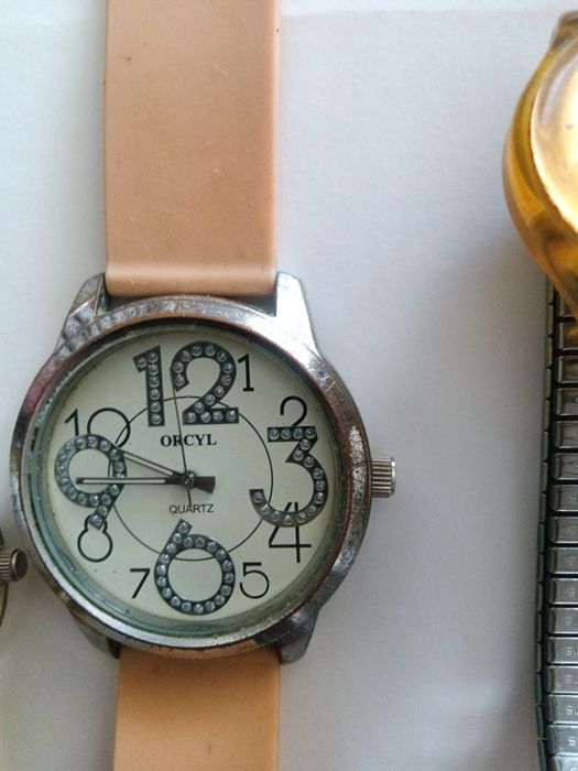 4 relógios 10€ só por pilhas estão todos a funcionar na perfeição