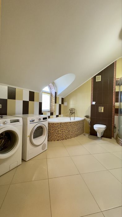 Неймовірний , великий таун хаус з гаражем.