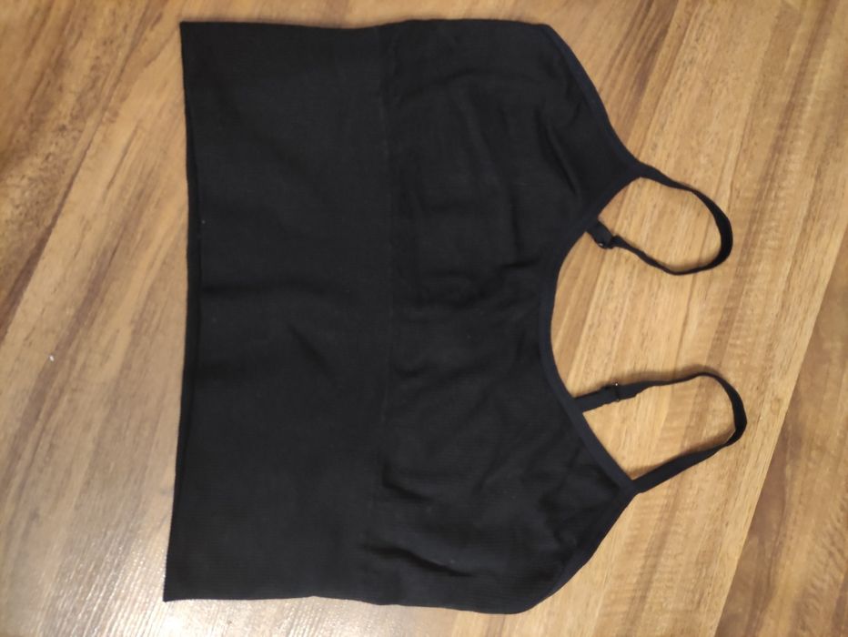 Czarny stanik sportowy