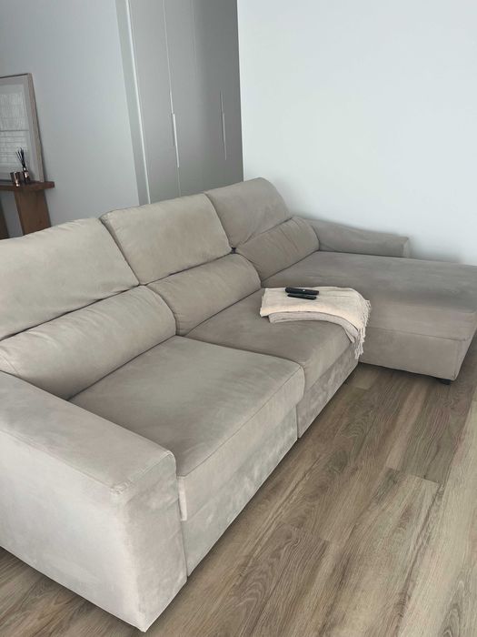 Sofá de estar com chaise longue e fica sofá cama