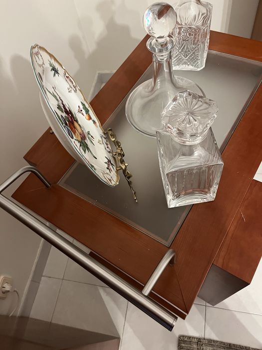 Mesa de centro e carrinho de bebidas em cerejeira