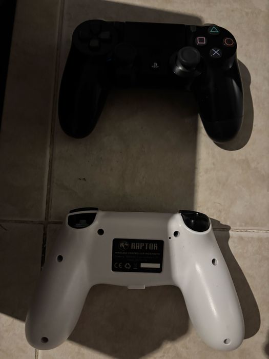 Vendo ps4 1T com dois comandos