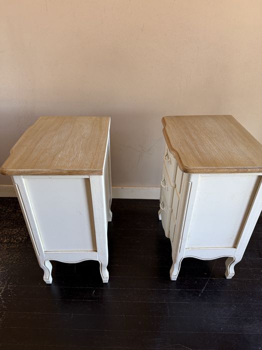 2 mesas de cabeceira