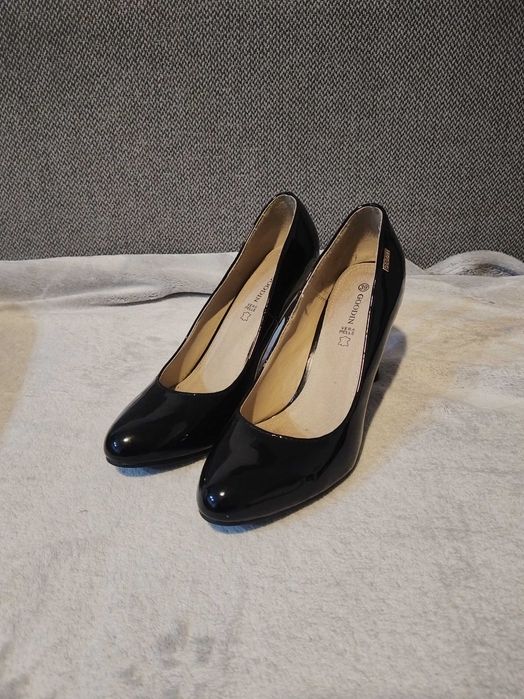 Klasyczne czarne szpilki damskie