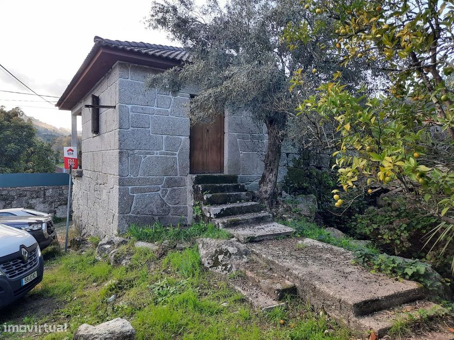 Moradia para restauro em Freitas