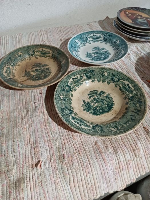 Lote variado de pratos cavalinho.