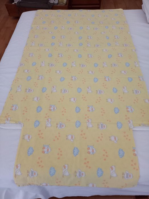 Duas capas edredon cama bebé.  Com enchimento e protector de grades