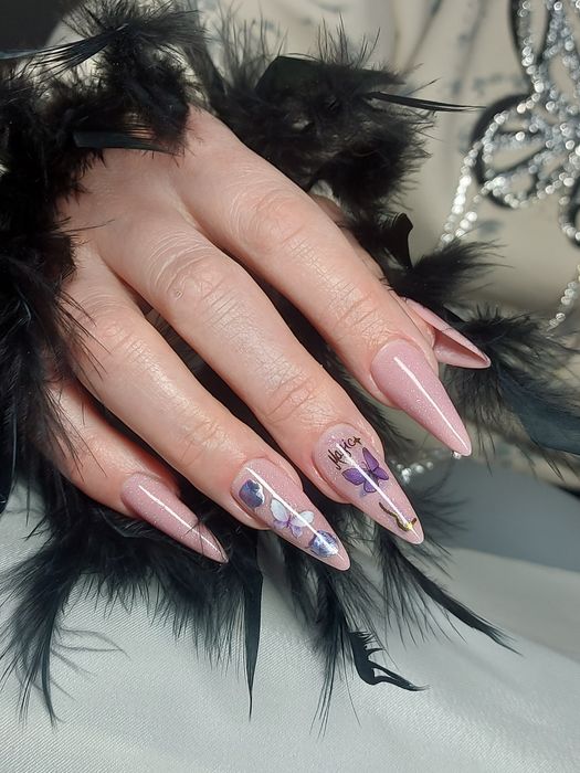 Маникюр и педикюр