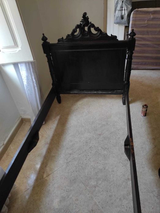 Cama muito antiga com mais de 150 anos, em madeira maciça.