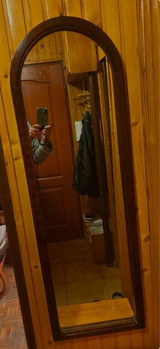 Lustro  wiszàce w drewnianej oprawie