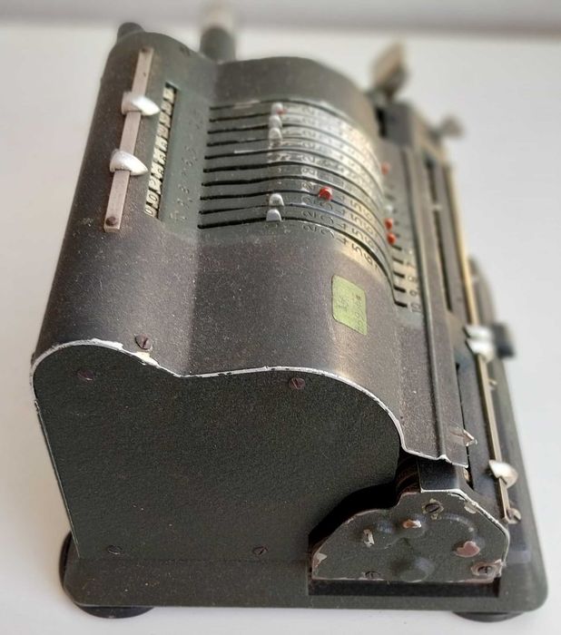 máquina de calcular antiga, de manivela