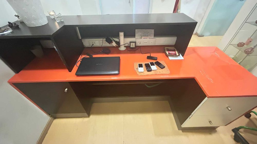 Electrified counter with radio/audio reader64737761159041122