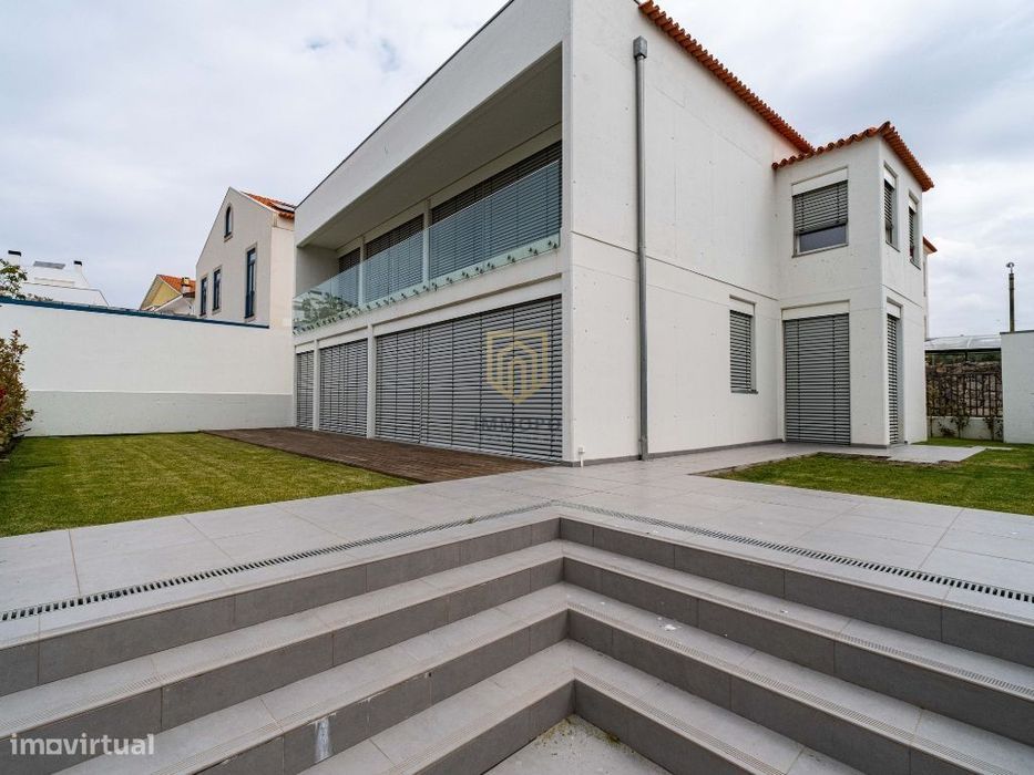 Moradia nova com 4 frentes para venda em zona nobre de Leça da Palmeir