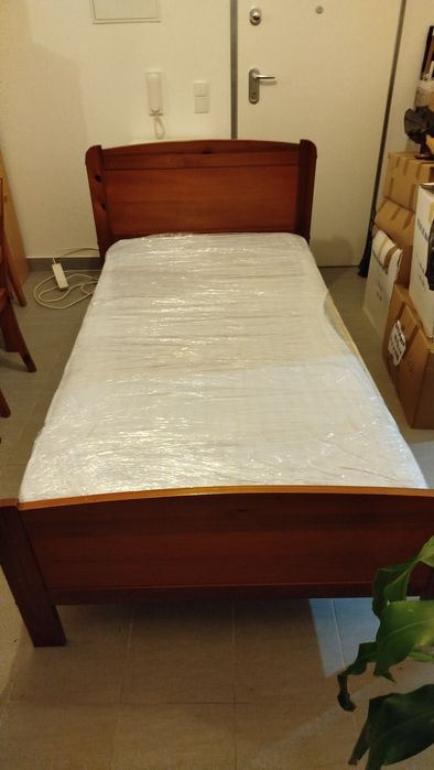 Cama de solteiro + mesa de cabeceira em madeira
