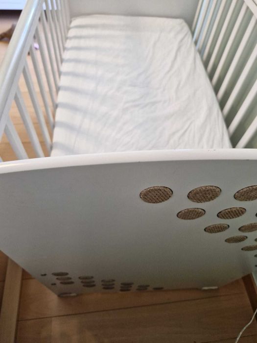 Berço com Colchão Pueri e roupa de cama