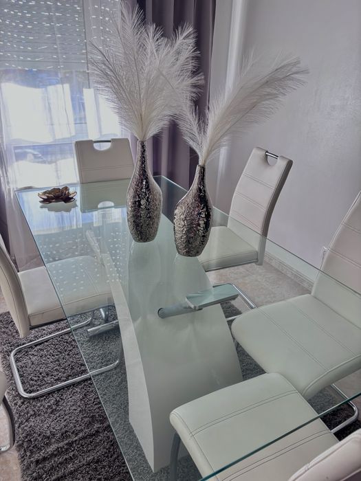 Conjunto Sala de Jantar – Mesa de Vidro + 6 Cadeiras em Pele