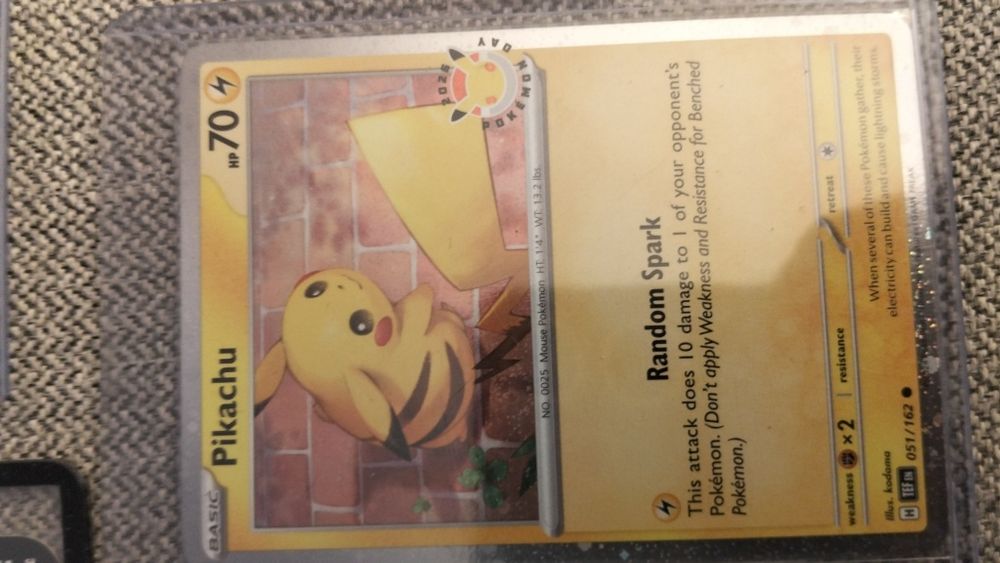 Cartas pikachu,várias versões diferentes.