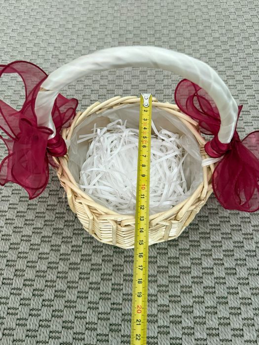 Cesto pequeno decorativo usado para alianças de casamento
