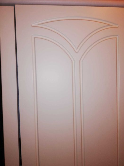 Cama de solteiro e roupeiro lacados a branco