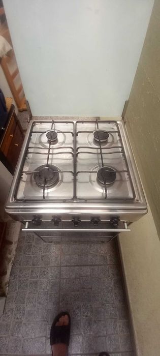 Vende- se forno .