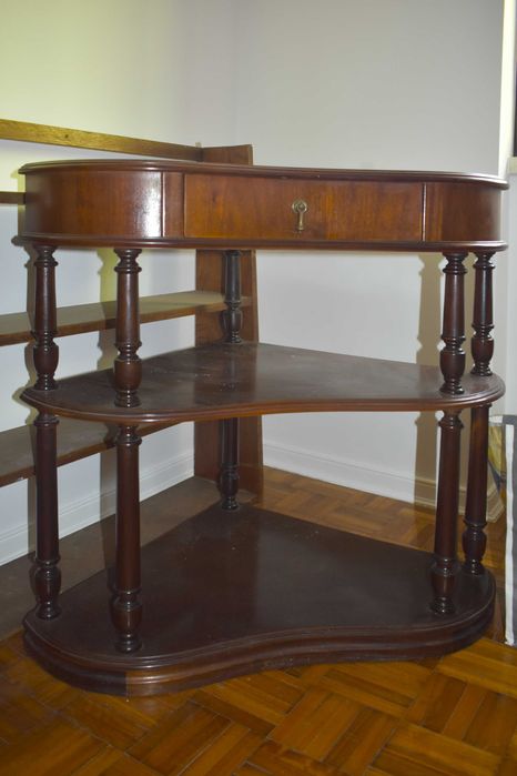 Mesa de canto vintage em madeira com gaveta