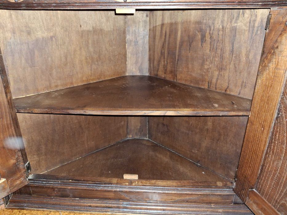 Movel de canto com prateleiras e arrumação