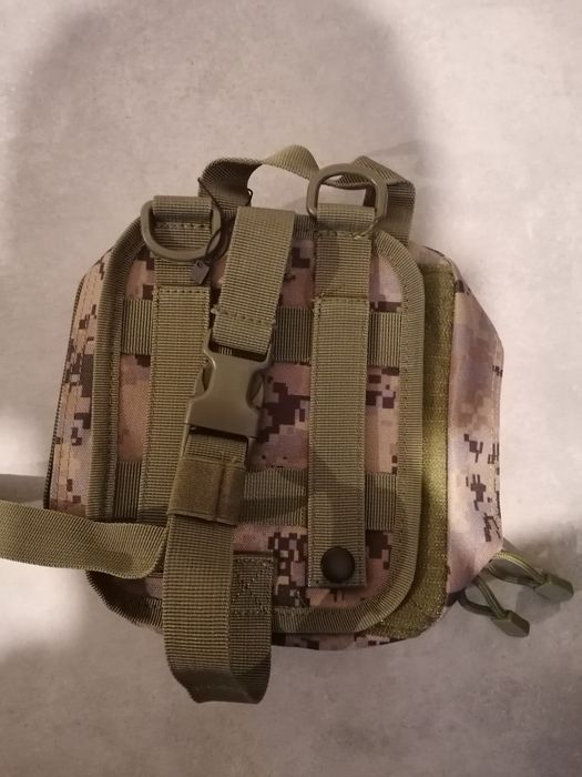 Nerka saszetka militarna na ramię.