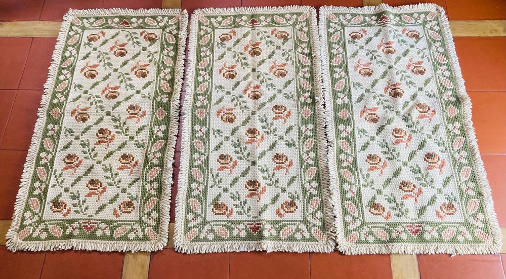 Conjunto de três tapetes de arraiolos