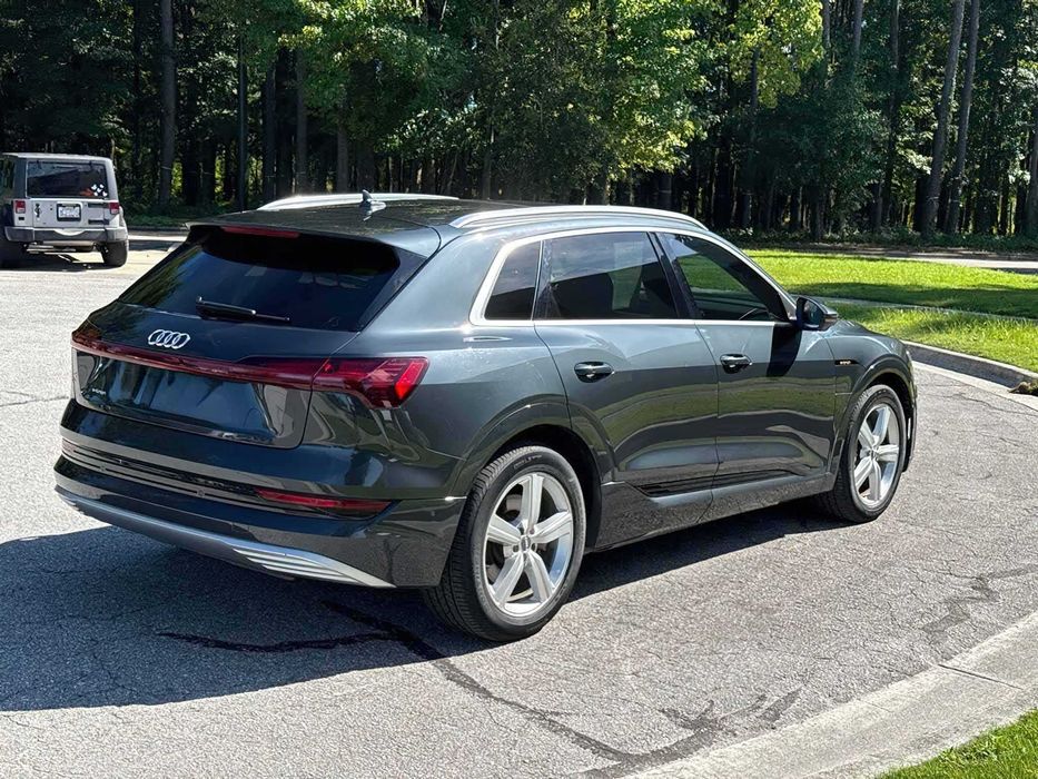 Audi e-tron      2019