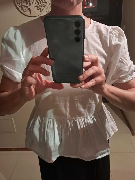 Elegancka biała bluzka z baskinką i bufkami h&m