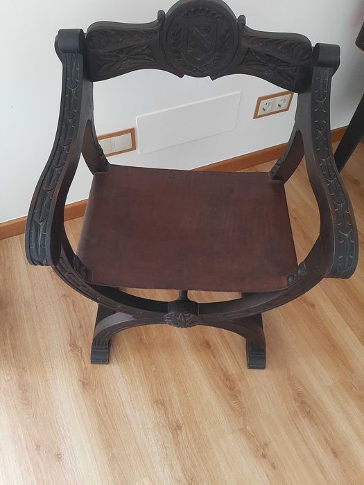 Cadeira em madeira trabalhada e couro