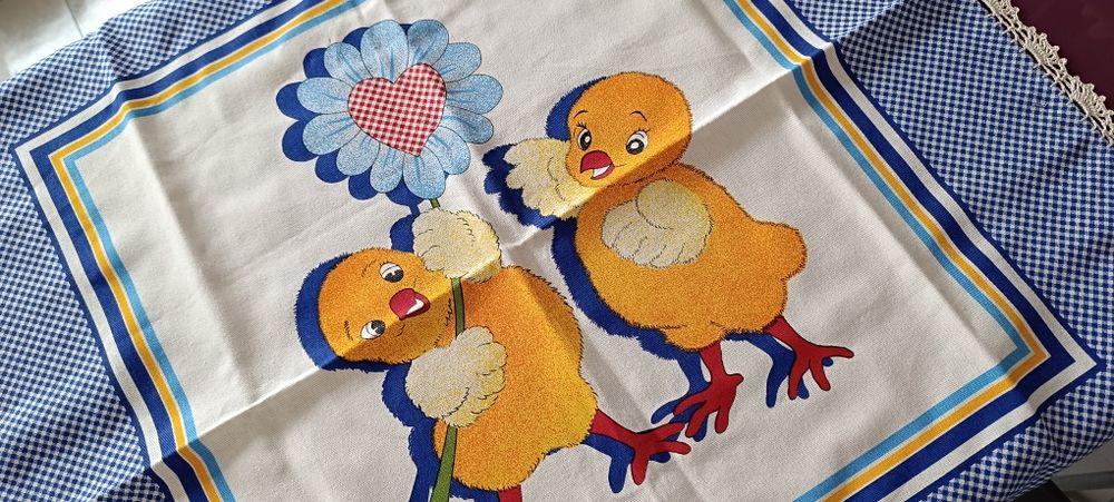 Toalha quadrada bordada com pintinhos
