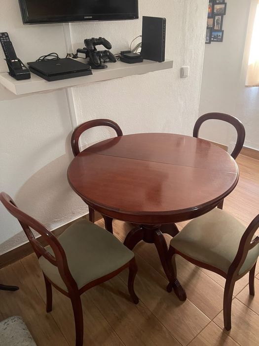 Mesa extensível com 4 cadeiras