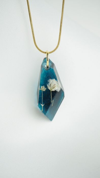 Naszyjnik z białą gipsówką na zielonym tle