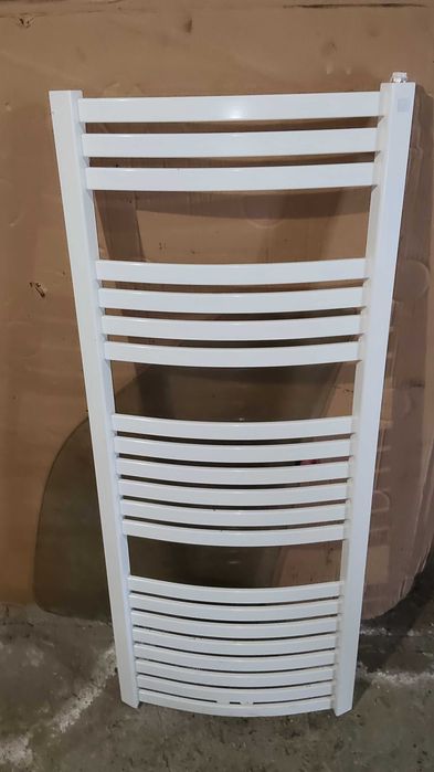 Grzejniki łazienkowe białe wieszakowe do łazienki.