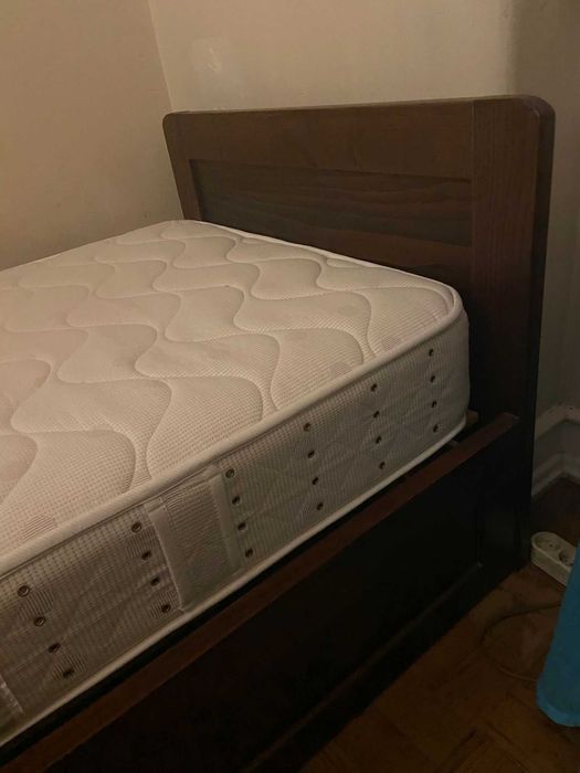 Camas individuais em madeira escura com colchão de qualidade como novo