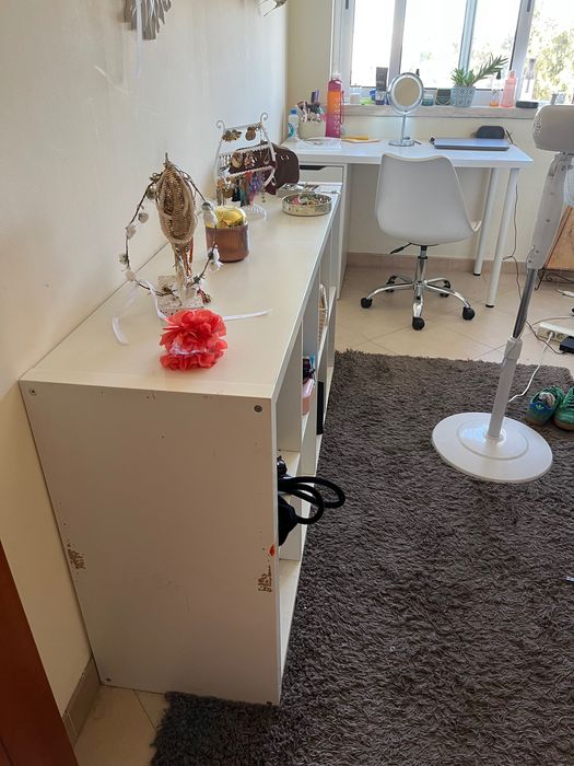 Secretaria e móvel de cubos em branco