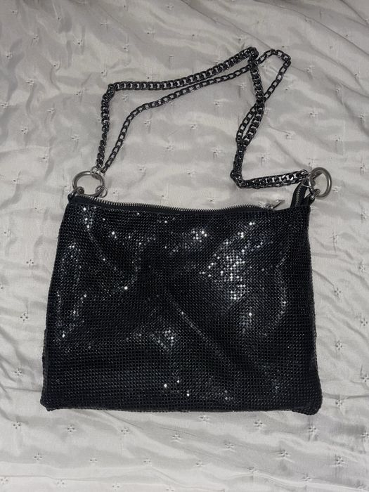 Чорна блискуча сумка на ланцюжку