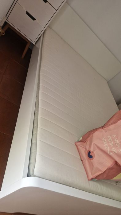 Vendo cama em otimo estado com colchao