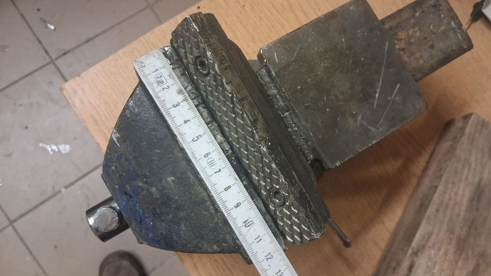 Imadło żeliwne uszkodzone