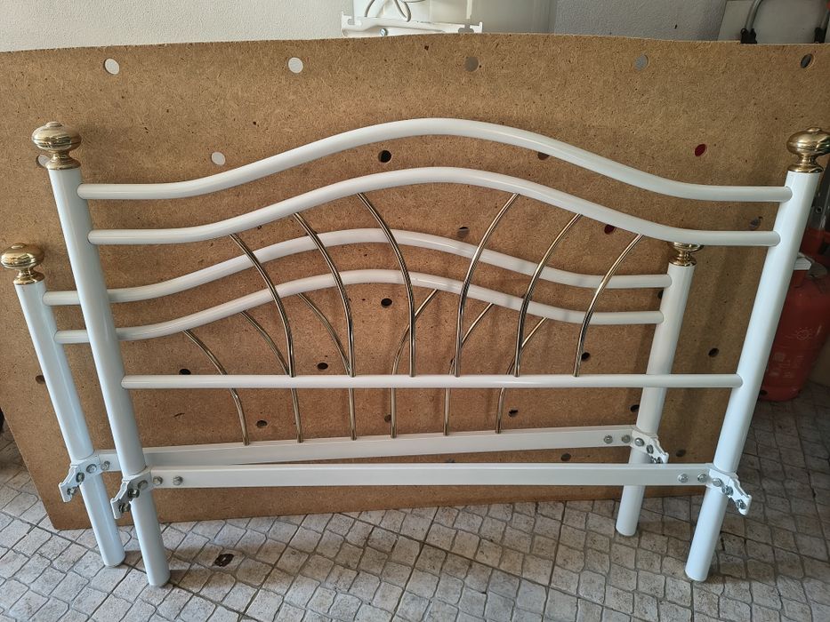 Cama casal em alumínio