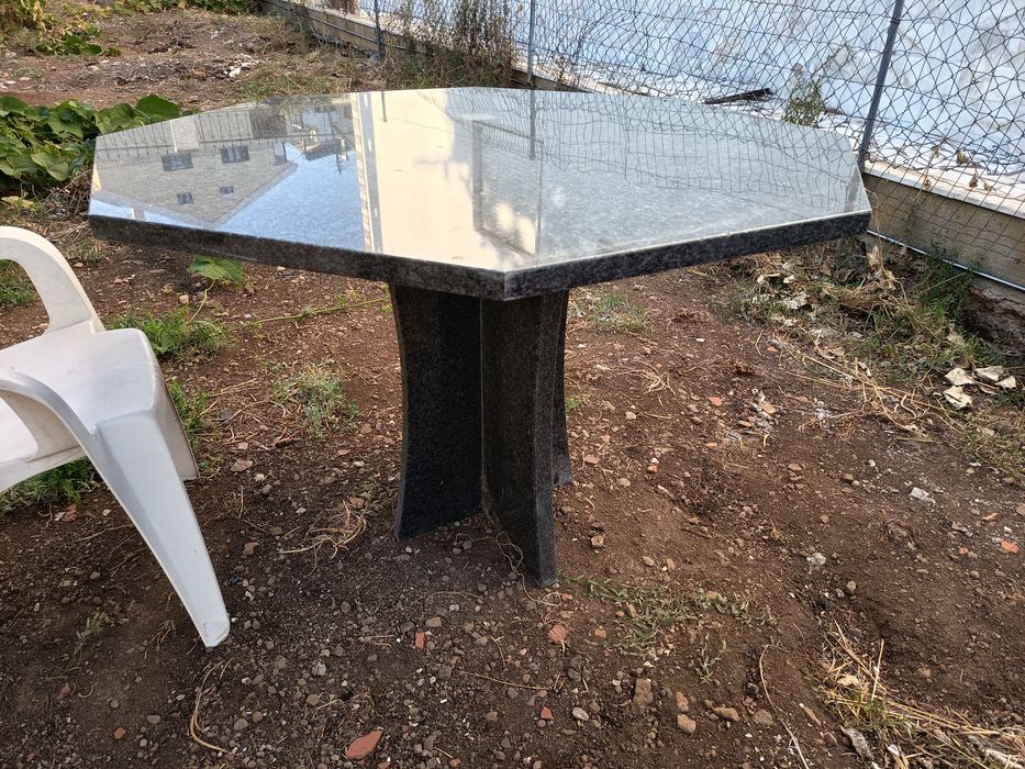 Mesa granito octógonal