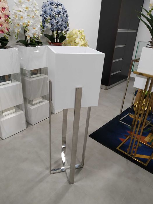 Vários modelos de floreiras decorativas