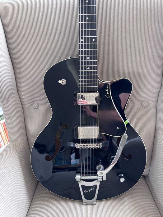 Godin 5th Avenue Uptown GT Black w/Bigsby – Made in Canada – z futerałem