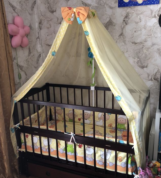 Дитяче ліжечко з повним комплектом