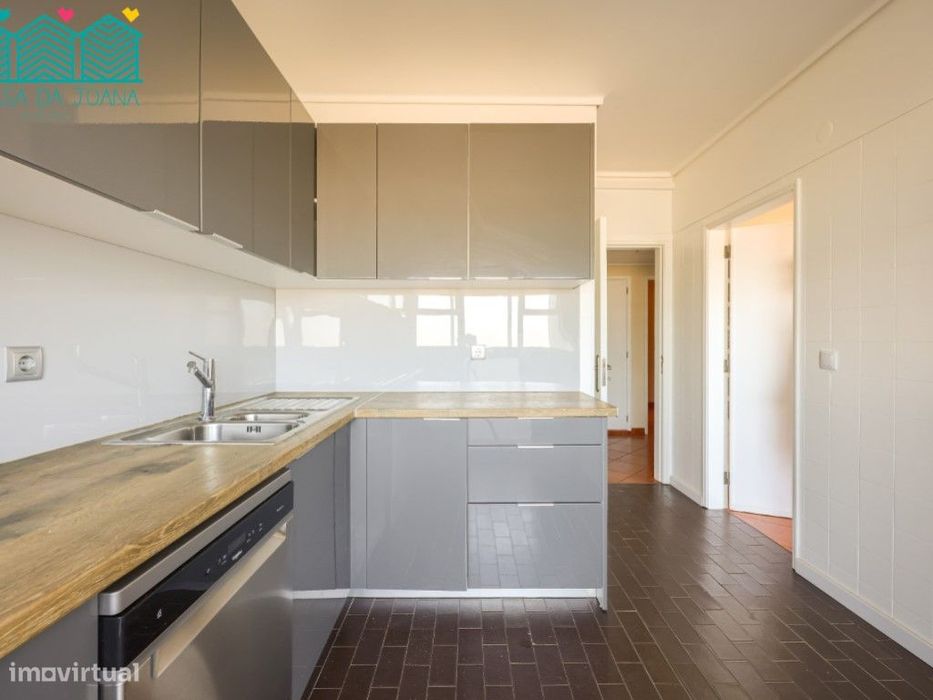 Apartamento T3 com Garagem Fechada em Esgueira