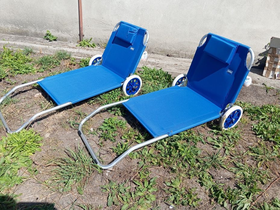 Dwa składane leżaki na kółkach