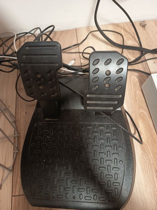 Xbox series s i kierownica thrustmasters