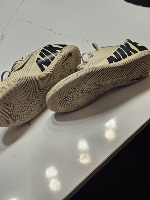 Tenis futsal nike